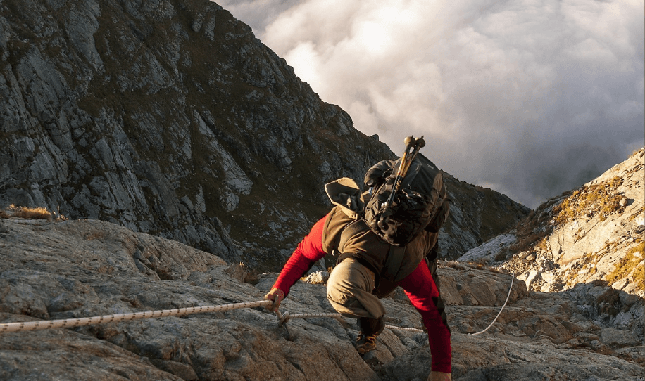 Alpinista sulla roccia