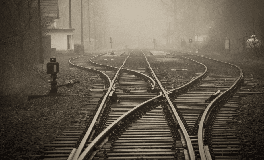Binari nella nebbia